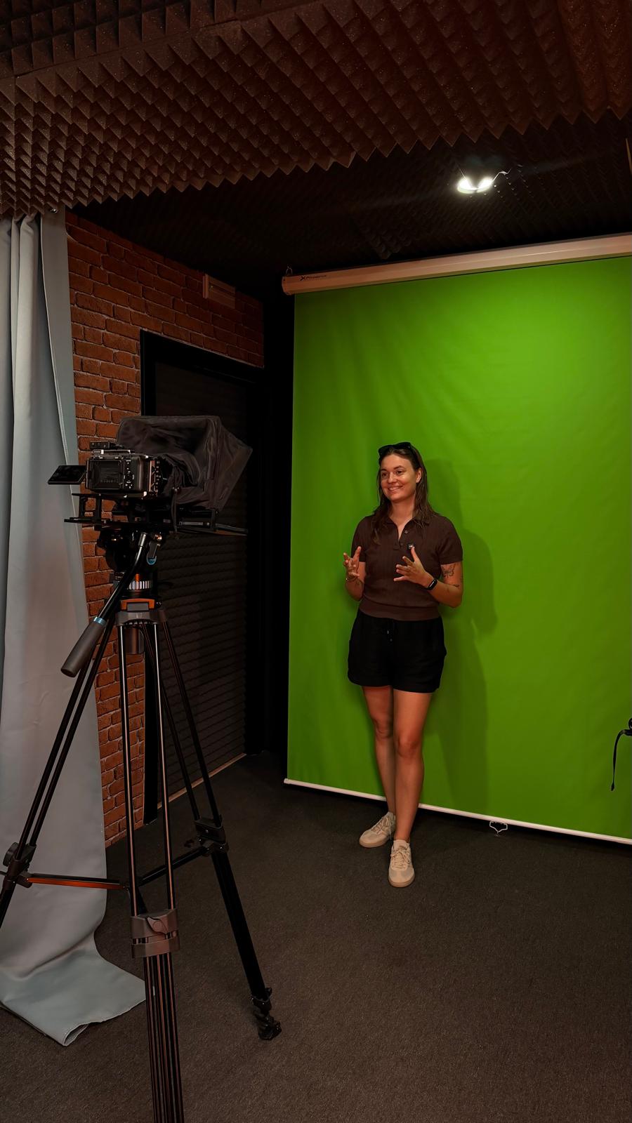 Vertical set · green screen